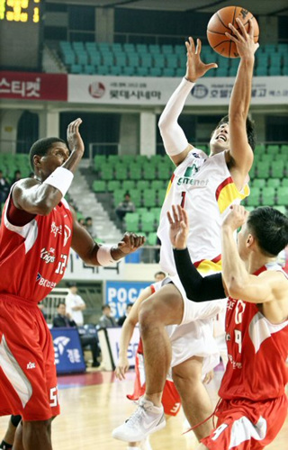 30일 대구실내체육관에서 열린 프로농구 대구 오리온스-서울 SK전에서 오리온스 정재홍(1번)이 SK 사마키 워커(52번), 주희정(9번) 등을 앞에 두고 레이업 슛을 시도하고 있다. 
 