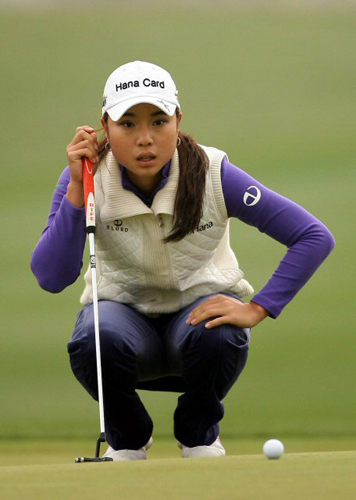 31일 인천 스카이72 골프장 오션코스에서 열린 LPGA 투어 하나은행-코오롱 챔피언십 2라운드 11번 홀에서 박희영이 신중한 표정으로 라인을 살피고 있다. 
