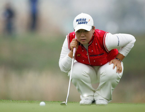  31일 인천 스카이72 골프장 오션코스에서 열린 LPGA 투어 하나은행-코오롱 챔피언십 2라운드 3번 홀에서 신지애가 신중한 모습으로 퍼팅 라인을 살피고 있다. 