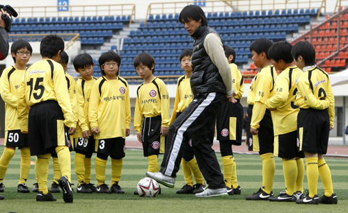 홍명보 올림픽대표팀 감독이 3일 서울 목동경기장에서 전북 정읍의 '악동' 유소년 축구팀인 '리더스 유나이티드' 선수들에게 축구를 지도하고 있다. 이날 행사는 SK텔레콤의 생각대로T에서 후원한 드림풋볼 캠페인이다. 