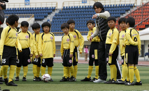 홍명보 올림픽대표팀 감독이 3일 서울 목동경기장에서 전북 정읍의 '악동' 유소년 축구팀인 '리더스 유나이티드' 선수들에게 축구를 지도하고 있다. 이날 행사는 SK텔레콤의 생각대로T에서 후원한 드림풋볼 캠페인이다. 