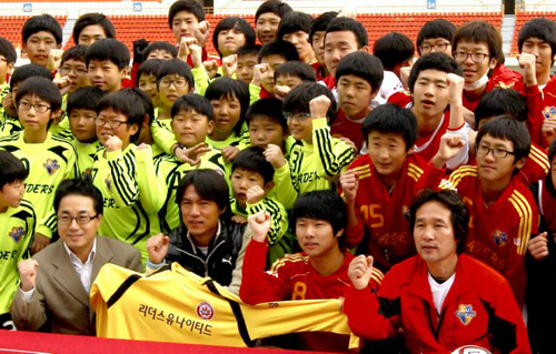 홍명보 올림픽대표팀 감독이 3일 서울 목동경기장에서 열린 `홍명보와 함께하는 리더스 Utd.의 드림 클리닉'에서 전북 정읍의 '악동' 유소년 축구팀인 '리더스 유나이티드' 선수들과 파이팅을 외치고 있다. 이날 행사는 SK텔레콤의 생각대로T에서 후원한 드림풋볼 캠페인으로 아이들에게 축구를 통해 희망과 꿈을 키우고자 마련됐다. 