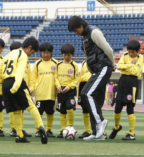 홍명보 올림픽대표팀 감독이 3일 서울 목동경기장에서 전북 정읍의 '악동' 유소년 축구팀인 '리더스 유나이티드' 선수들에게 축구를 지도하고 있다. 이날 행사는 SK텔레콤의 생각대로T에서 후원한 드림풋볼 캠페인이다. 