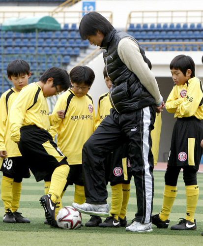 홍명보 올림픽대표팀 감독이 3일 서울 목동경기장에서 전북 정읍의 '악동' 유소년 축구팀인 '리더스 유나이티드' 선수들에게 축구를 지도하고 있다. 이날 행사는 SK텔레콤의 생각대로T에서 후원한 드림풋볼 캠페인이다. 