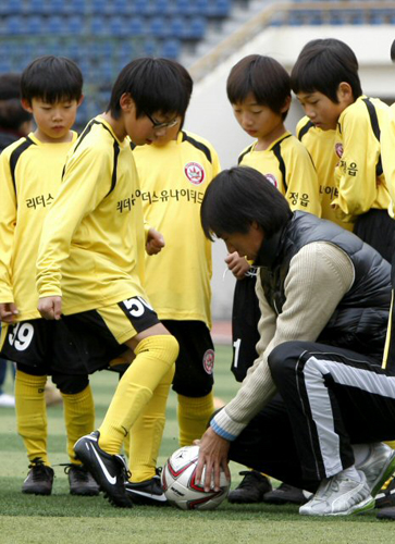 홍명보 올림픽대표팀 감독이 3일 서울 목동경기장에서 전북 정읍의 '악동' 유소년 축구팀인 '리더스 유나이티드' 선수들에게 축구를 지도하고 있다. 이날 행사는 SK텔레콤의 생각대로T에서 후원한 드림풋볼 캠페인이다. 