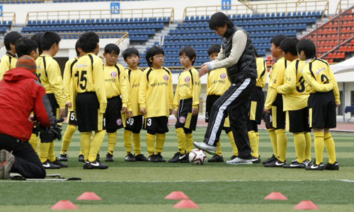 홍명보 올림픽대표팀 감독이 3일 서울 목동경기장에서 전북 정읍의 '악동' 유소년 축구팀인 '리더스 유나이티드' 선수들에게 축구를 지도하고 있다. 이날 행사는 SK텔레콤의 생각대로T에서 후원한 드림풋볼 캠페인이다. 