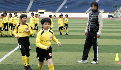 홍명보 올림픽대표팀 감독이 3일 서울 목동경기장에서 전북 정읍의 '악동' 유소년 축구팀인 '리더스 유나이티드' 선수들에게 축구를 지도하고 있다. 이날 행사는 SK텔레콤의 생각대로T에서 후원한 드림풋볼 캠페인이다. 