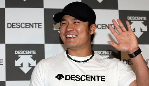 3일 저녁 인천국제공항을 통해 입국한 추신수(클리블랜드 인디언스)가 인터뷰 중 손을 흔들며 웃고 있다. 