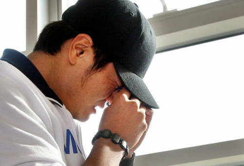 아시아 선수 최초로 메이저리그 20-20클럽의 성공 신화를 쓴 추신수가 5일 오전 경남 양산시 천주교 공원묘지에 안치된 스승 고 조성옥 감독의 영정 앞에서 하염없이 눈물을 흘리고 있다. 