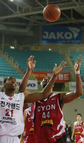 6일 오후 인천 삼산월드체육관에서 열린 프로농구 인천 전자랜드-창원 LG 경기에서 LG 알렉산더와 전자랜드 다니엘스가 리바운드를 다투고 있다. 