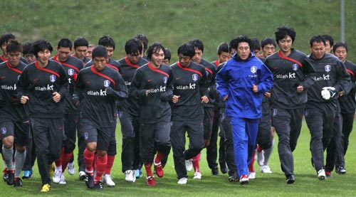 11일(현지시간) 덴마크 프레데레시아시 몬야사 파크에서 대한민국 축구 대표팀 선수들이 빗속에 몸을 풀고 있다. 