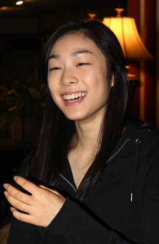 피겨 시니어 그랑프리 5차 대회 '스케이트 아메리카'에 출전하는 김연아가 12일 오전(한국시간) 경기가 열리는 뉴욕주 레이크플래시드에 도착해 숙소에서 기다리던 기자들과 만나 질문에 답하고 있다. 김연아는 "큰 실수 없이 그동안 해왔던 것처럼 깨끗하게 프로그램을 끝내고 싶다. 그동안 점수를 별로 신경 쓰지 않았지만 계속 200점대를 유지하는 게 가장 좋은 목표가 될 것 같다"라고 밝혔다. 
 