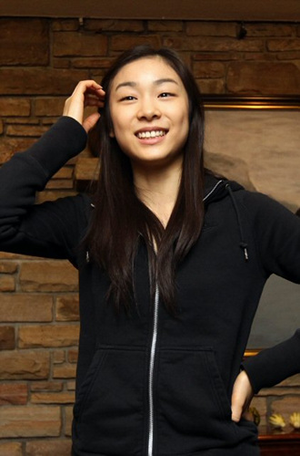 피겨 시니어 그랑프리 5차 대회 '스케이트 아메리카'에 출전하는 김연아가 12일 오전(한국시간) 경기가 열리는 뉴욕주 레이크플래시드에 도착해 숙소에서 기다리던 기자들과 만나 질문에 답하고 있다. 김연아는 "큰 실수 없이 그동안 해왔던 것처럼 깨끗하게 프로그램을 끝내고 싶다. 그동안 점수를 별로 신경 쓰지 않았지만 계속 200점대를 유지하는 게 가장 좋은 목표가 될 것 같다"라고 밝혔다. 