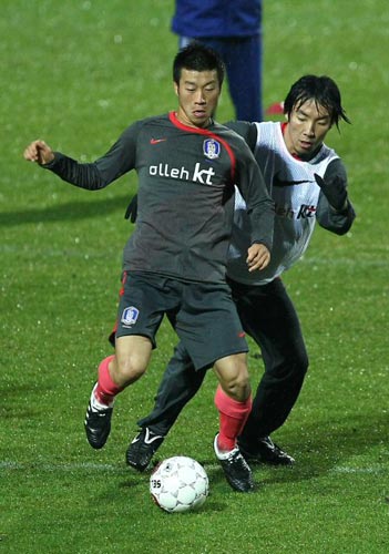 13일(현지시간) 덴마크 프레데리시아 시의 모냐사 파크에서 열린 대한민국 축구 대표팀 훈련 중 김두현(왼쪽)과 조용형이 볼다툼을 벌이고 있다. 