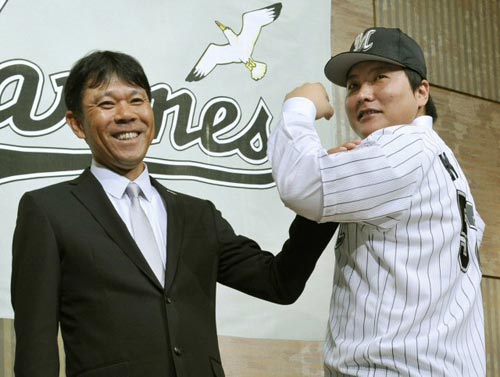 일본프로야구 지바 롯데 마린스와 계약한 김태균(오른쪽)이 16일 일본 지바현에 있는 한 호텔에서 열린 입단식에 참석, 니시무라 노리후미 감독과 함께 포즈를 취하며 환하게 웃고 있다. 