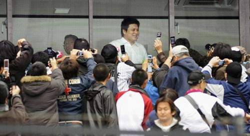 일본프로야구 지바 롯데 마린스와 계약한 김태균이 16일 입단 기자회견을 한 뒤 홈 구장을 둘러보다 팬들의 카메라 세례를 받고 있다. 김태균은 이날 기자회견에서 “일본에서 성공을 거둔 뒤 미국프로야구에 진출하겠다”며 당찬 포부를 밝혔다. 