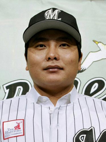 일본프로야구 지바 롯데 마린스와 계약한 김태균(오른쪽)이 16일 일본 지바현에 있는 한 호텔에서 열린 입단식에 참석, 모자와 유니폼을 입고 있다. 