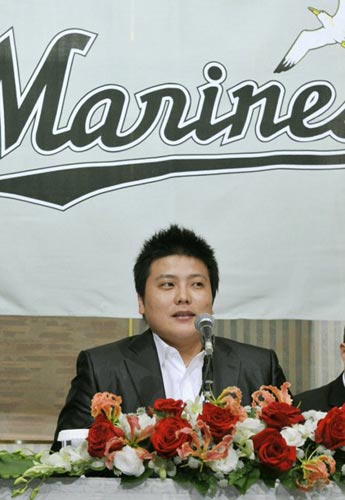 일본프로야구 지바 롯데 마린스와 계약한 김태균(오른쪽)이 16일 일본 지바현에 있는 한 호텔에서 열린 입단식에 참석, 기자들의 질문에 답하고 있다. 