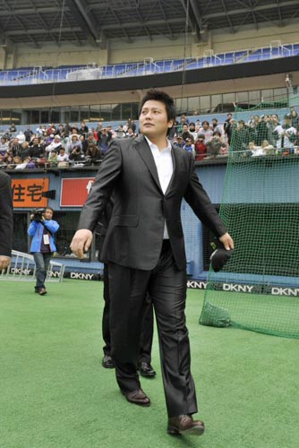 일본프로야구 지바 롯데 마린스와 계약한 김태균이 16일 입단 기자회견을 한 뒤 홈 구장을 둘러보고 있다. 