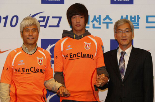 홍명보호 U-20월드컵대표팀 홍정호가 17일 서울 그랜드힐튼 호텔에서 열린 2010년도 K-리그 신인선수선발 드래프트에서 제주 유나이티드 선수로 1순위 1번으로 지명받고 나서 박경훈 감독과 변명기 사장과 함께 손을 잡고 취재진을 향해 포즈를 취하고 있다. 