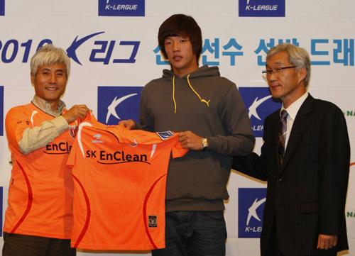 홍명보호 U-20월드컵대표팀 홍정호가 17일 서울 그랜드힐튼 호텔에서 열린 2010년도 K-리그 신인선수선발 드래프트에서 제주 유나이티드 선수로 1순위 1번으로 지명받고 나서 박경훈 감독으로부터 유니폼을 받고 있다. 