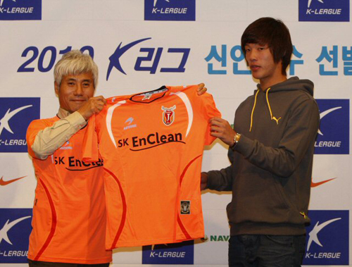 홍명보호 U-20월드컵대표팀 홍정호가 17일 서울 그랜드힐튼 호텔에서 열린 2010년도 K-리그 신인선수선발 드래프트에서 제주 유나이티드 선수로 1순위 1번으로 지명받고 나서 박경훈 감독으로부터 유니폼을 받고 있다. 