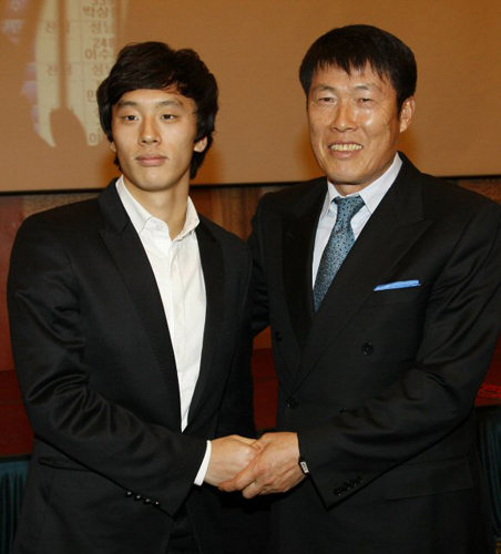 U-20월드컵대표팀 오재석이 17일 서울 그랜드힐튼 호텔에서 열린 2010년도 K-리그 신인선수선발 드래프트 1순위에서 4번째로 수원삼성에 지명을 받고 나서 차범근 감독과 함께 취재진을 향해 포즈를 취하고 있다. 