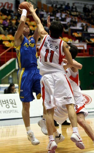    17일 부산 사직실내체육관에서 열린 2009-2010 프로농구 부산 KT-서울 삼성 경기, 삼성 이규섭(왼쪽)이 KT 김도수, 송영진의 수비를 앞에 두고 중거리슛을 시도하고 있다. 