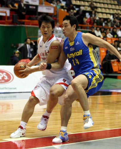  17일 부산 사직실내체육관에서 열린 2009-2010 프로농구 부산 KT-서울 삼성 경기, KT 박상오(왼쪽)가 삼성 박훈근의 수비를 피해 골밑슛을 노리고 있다. 