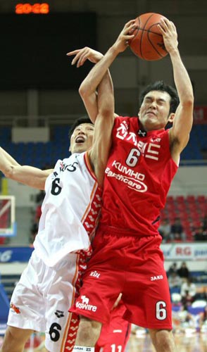 17일 울산동천체육관에서 열린 2009-2010 프로농구 울산 모비스-인천 전자랜드 경기, 전자랜드 박성진(오른쪽)과 모비스 양동근이 리바운드 다툼을 벌이고 있다. 