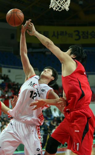 17일 울산동천체육관에서 열린 2009-2010 프로농구 울산 모비스-인천 전자랜드 경기, 모비스 함지훈(왼쪽)이 전자랜드 서장훈에 앞서 공을 쳐내고 있다. 