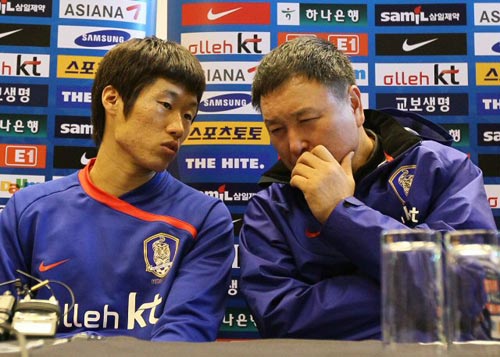 17일(현지시간) 영국 런던 크레이븐 코티지에서 열린 대한민국-세르비아 축구 대표팀 평가전 기자회견, 허정무 감독(오른쪽)과 주장 박지성이 대화를 하고 있다. 