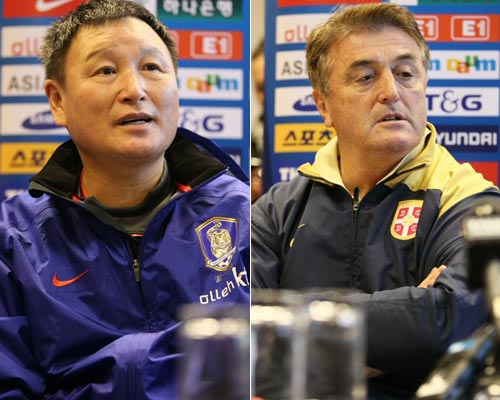 17일(현지시간) 영국 런던 크레이븐 코티지에서 열린 대한민국-세르비아 축구 대표팀 평가전 기자회견, 허정무 한국 감독(왼쪽)과 라도미르 안티치 세르비아 감독이 출사표를 밝히고 있다. 