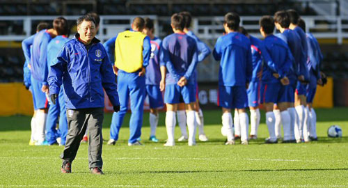 세르비아와의 평가전을 하루 앞둔 17일 오전(현지시각) 영국 런던 풀럼 구장에서 열린 축구 국가대표팀 훈련에서 허정무 감독이 밝은 표정을 짓고 있다. 