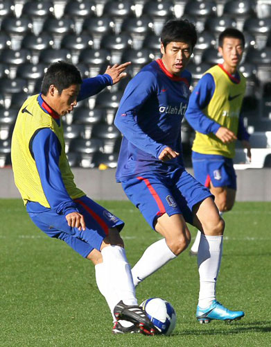 세르비아와의 평가전을 하루 앞둔 17일 오전(현지시각) 영국 런던 풀럼 구장에서 열린 축구 국가대표팀 훈련에서 이근호를 비롯한 선수들이 미니게임을 하고 있다. 