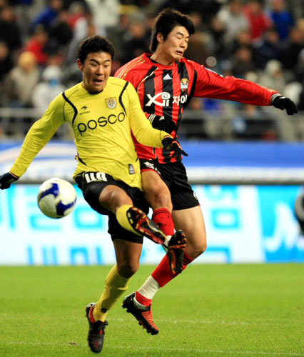 21일 오후 서울월드컵경기장에서 열린 K리그 쏘나타 챔피언십 2009 6강플레이오프 서울과 전남의 경기에서 전남 이완과 서울 기성용이 몸싸움을 벌이고 있다.
 