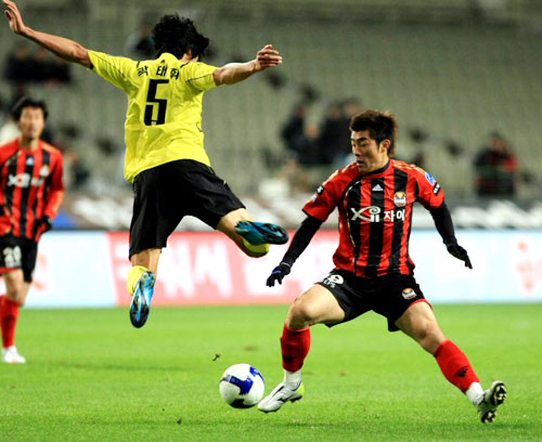 21일 오후 서울월드컵경기장에서 열린 K리그 쏘나타 챔피언십 2009 6강플레이오프 서울과 전남의 경기에서 전남 곽태휘가 몸을 날려 수비하고 있다.
 