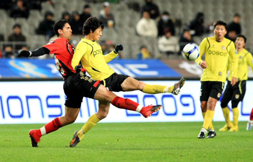 21일 오후 서울월드컵경기장에서 열린 K리그 쏘나타 챔피언십 2009 6강플레이오프 서울과 전남의 경기에서 서울 안데르손과 전남 박지용이 몸싸움을 벌이고 있다. 