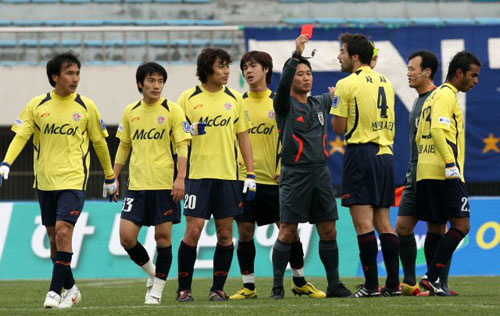 22일 성남종합운동장에서 벌어진 프로축구 'K-리그 쏘나타 챔피언십 2009' 6강 플레이오프 인천 유나이티즈와 성남 일화의 경기에서 고금복 주심이 성남 사샤를 경고 누적으로 퇴장시키고 있다. 