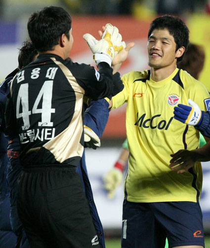 22일 성남종합운동장에서 벌어진 프로축구 'K-리그 쏘나타 챔피언십 2009' 6강 플레이오프 인천 유나이티드와 성남 일화의 경기에서 승부차기 끝에 3대1로 승리한 성남 일화 골키퍼 김용대와 경기 막판 키커로 나서기 위해 일반 선수와교체한 골키퍼 정성룡이 함께 기뻐하고 있다. 