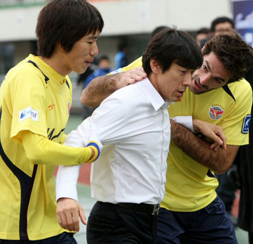  22일 성남종합운동장에서 벌어진 프로축구 'K-리그 쏘나타 챔피언십 2009' 6강 플레이오프 인천 유나이티즈와 성남 일화의 경기에서 성남 사샤(오른쪽)의 퇴장 판정에 신태용 감독이 흥분하자 김정우(왼쪽) 등 선수들이 진정시키고 있다. 