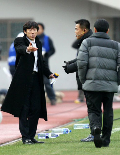 22일 성남종합운동장에서 벌어진 프로축구 'K-리그 쏘나타 챔피언십 2009' 6강 플레이오프 인천 유나이티드와 성남 일화의 경기에서 성남 신태용 감독이 심판에게 항의하고 있다. 신 감독은 강력한 항의로 퇴장당해 후반에는 관중석에서 경기를 지켜봤다. 