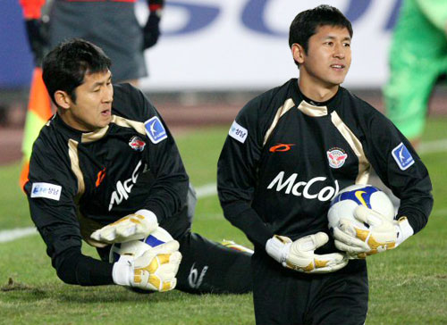  22일 성남종합운동장에서 벌어진 프로축구 'K-리그 쏘나타 챔피언십 2009' 6강 플레이오프 인천 유나이티드와 성남 일화의 경기 연장전 후 승부차기에서 골을 막은 성남 일화 김용대 골키퍼가 환하게 웃고 있다. 성남 승부차기 3대1 승. 