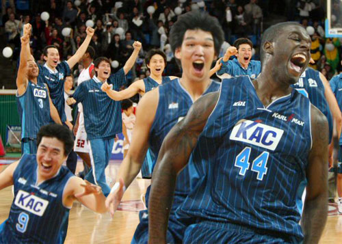 22일 오후 서울 잠실학생체육관에서 열린 2009-2010 프로농구 서울 SK-전주 KCC 경기에서 KCC 선수들이 존슨의 짜릿한 버저비터로 84-83 승리를 거둔 뒤 환호하고 있다. 