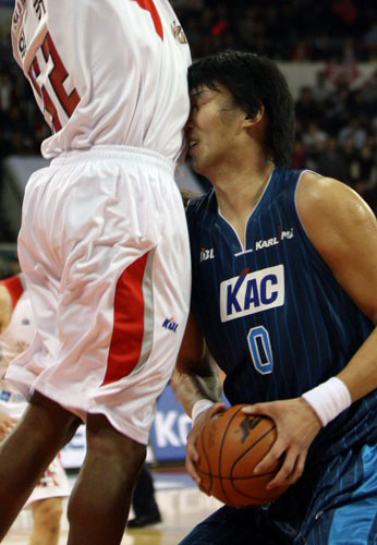 22일 오후 서울 잠실학생체육관에서 열린 2009-2010 프로농구 서울 SK-전주 KCC 경기에서 KCC 하승진이 SK 사마키 워커의 블로킹을 앞에 두고 슛을 시도하고 있다. 