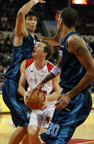 22일 오후 서울 잠실학생체육관에서 열린 2009-2010 프로농구 서울 SK-전주 KCC 경기에서 SK 조 대버트가 KCC 하승진, 마이카 브랜드의 수비에 가로막혀 있다. 