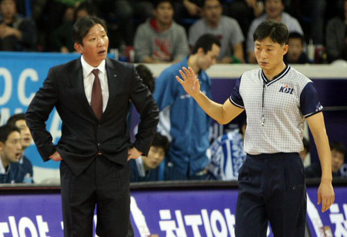22일 오후 서울 잠실학생체육관에서 열린 2009-2010 프로농구 서울 SK-전주 KCC 경기에서 KCC 허재 감독이 심판 판정에 항의하고 있다. 