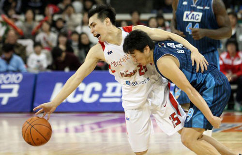 22일 오후 서울 잠실학생체육관에서 열린 2009-2010 프로농구 서울 SK-전주 KCC 경기에서 SK 주희정이 KCC 임재현과 충돌, 공을 놓치고 있다. 