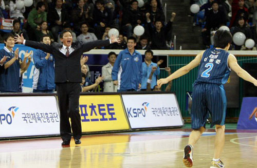 22일 오후 서울 잠실학생체육관에서 열린 2009-2010 프로농구 서울 SK-전주 KCC 경기에서 KCC 허재 감독이 4쿼터 역전에 성공한 뒤 두 팔을 벌려 기뻐하고 있다. 