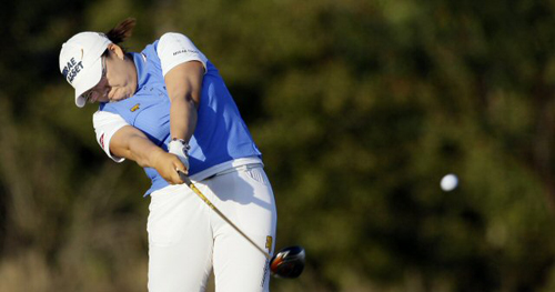 22일(현지시각) 미국 텍사스주 휴스턴의 휴스터니안 골프장에서 열린 미국여자프로골프(LPGA) 투어 2009시즌 마지막 대회인 LPGA 투어챔피언십에서 신지애가 힘껏 샷을 하고 있다. 